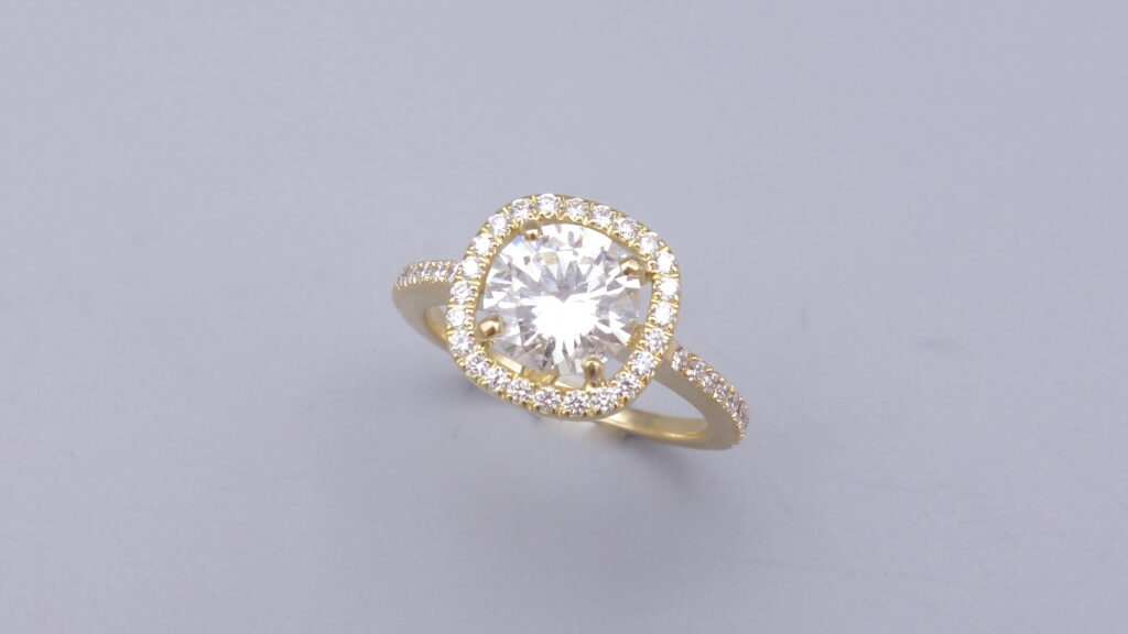 bague de fiançailles entourage or jaune