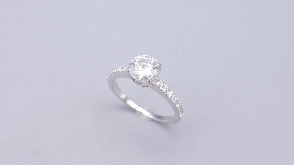 SOLITAIRE SERTI CHATONS DIAMANT D’OCCASION 1 CARAT.