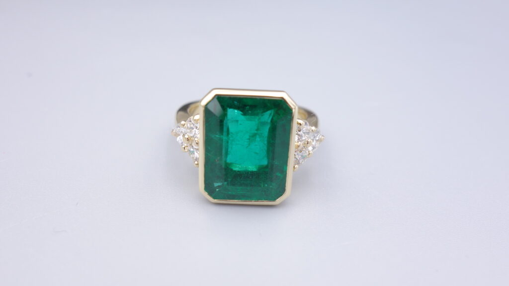 bague émeraude serti clos