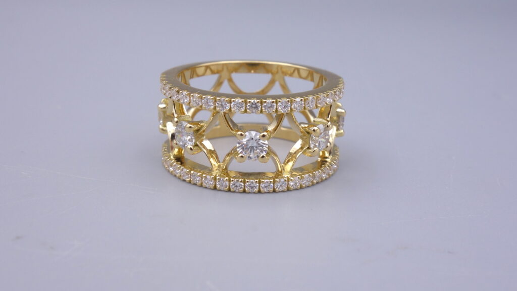 BAGUE « BANDEAU » or jaune 18 carats et diamants