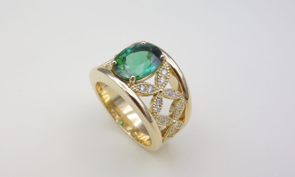 BAGUE « BANDEAU » OR JAUNE , DIAMANTS ET TOURMALINE VERTE