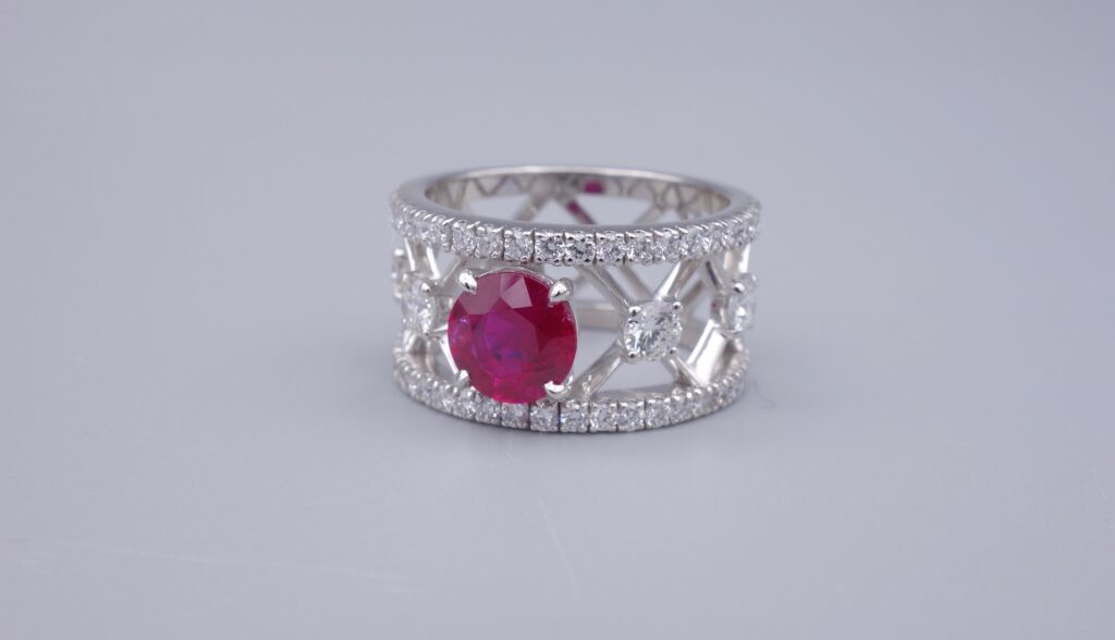 BAGUE « BANDEAU » CROISILLONS, RUBIS ET DIAMANTS