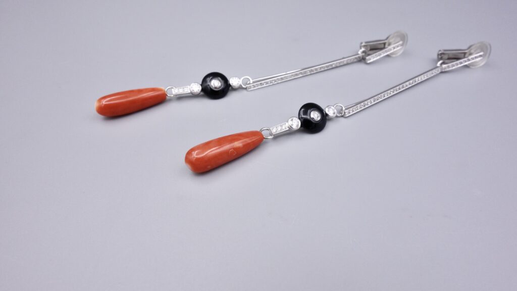 BOUCLES D’OREILLES « ART DÉCO », CORAIL ET ONYX.