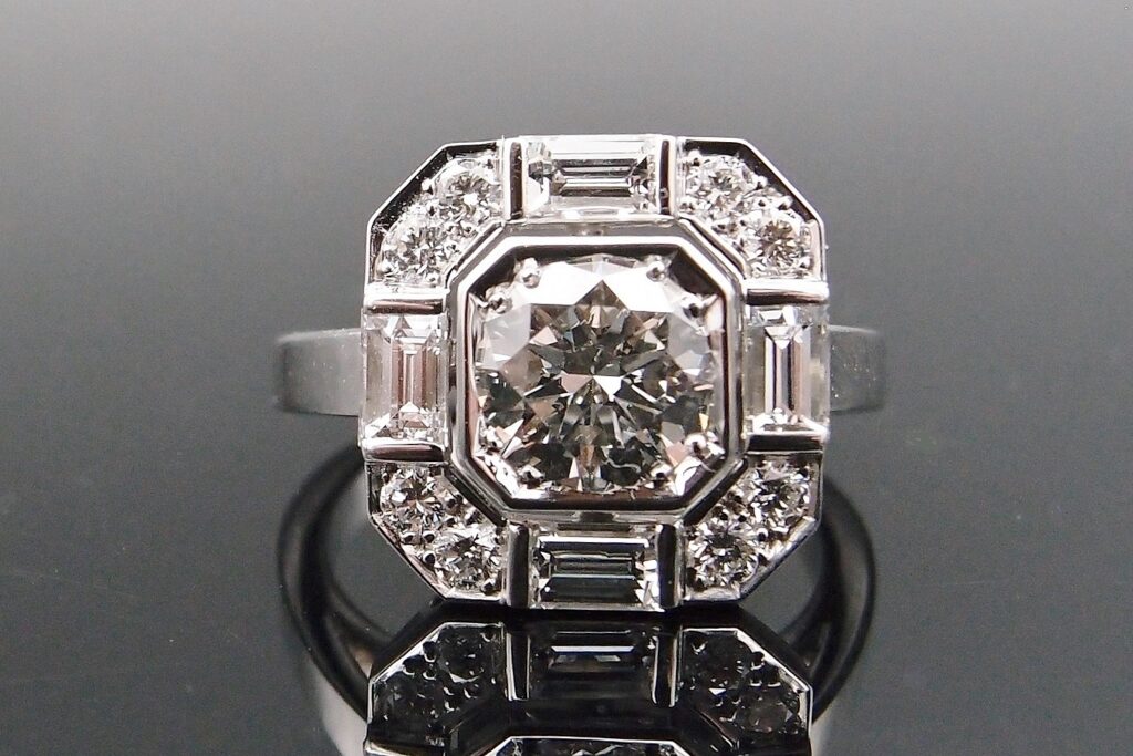 BAGUE « ART DÉCO » CARRÉ PANS COUPÉS .DIAMANT CENTRAL 1.20 CT ET DIAMANTS BAGUETTE