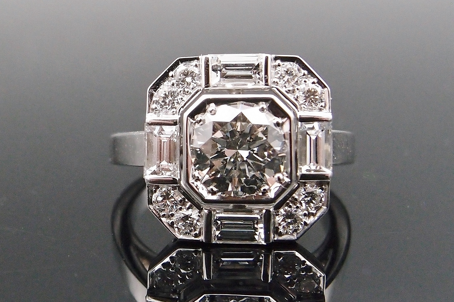 BAGUE « ART DÉCO » CARRÉ PANS COUPÉS .SAPHIR CEYLAN 5.53 CTS ET DIAMANTS BAGUETTE