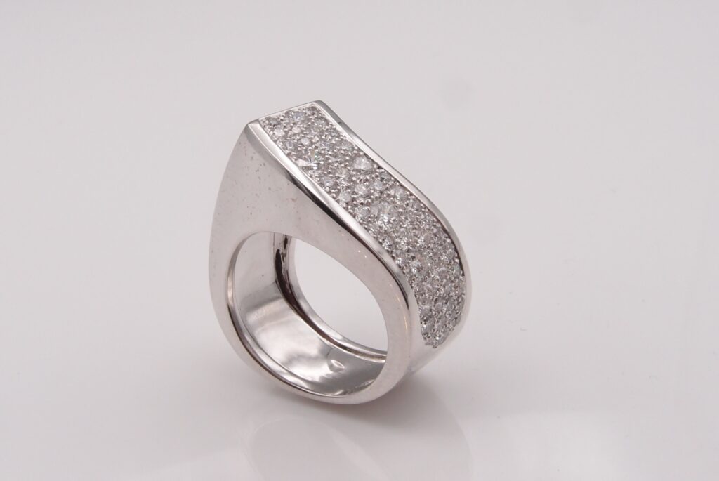 BAGUE  » VAGUE » OR GRIS 18 CARATS , PAVAGE DIAMANTS .