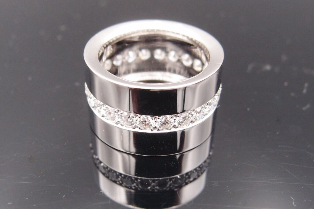 BAGUE  » TUBE  » LARGE . OR GRIS ET DIAMANTS