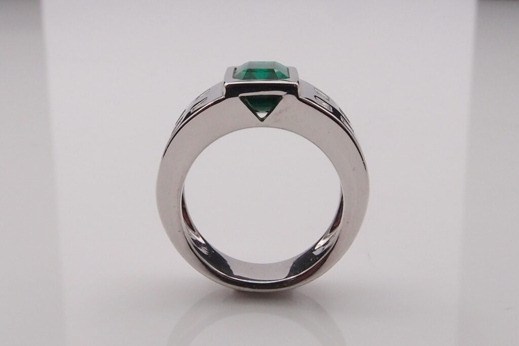 bague tube émeraude et diamants