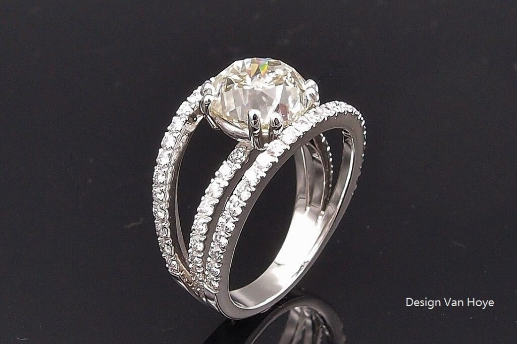 BAGUE « CERCEAUX » OR GRIS , DIAMANT CENTRAL 4.04 CTS