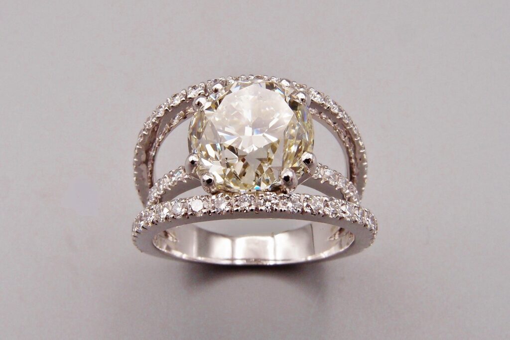 bague diamant or gris