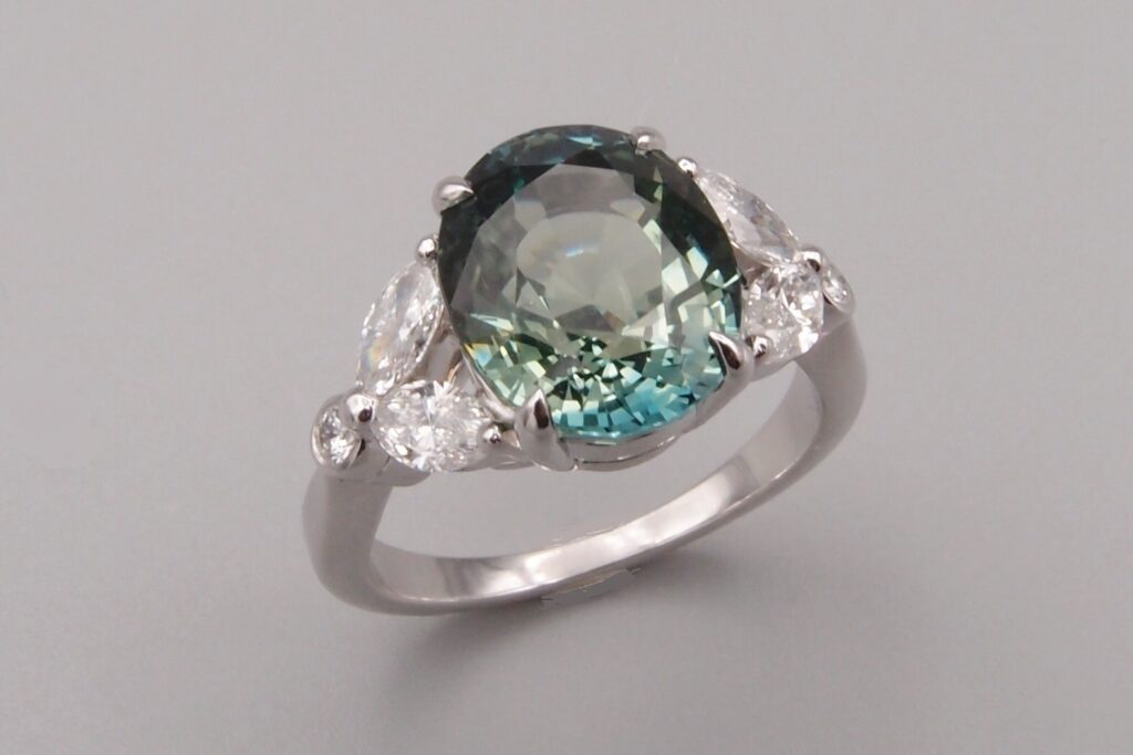 BAGUE SAPHIR VERT ET DIAMANTS NAVETTE