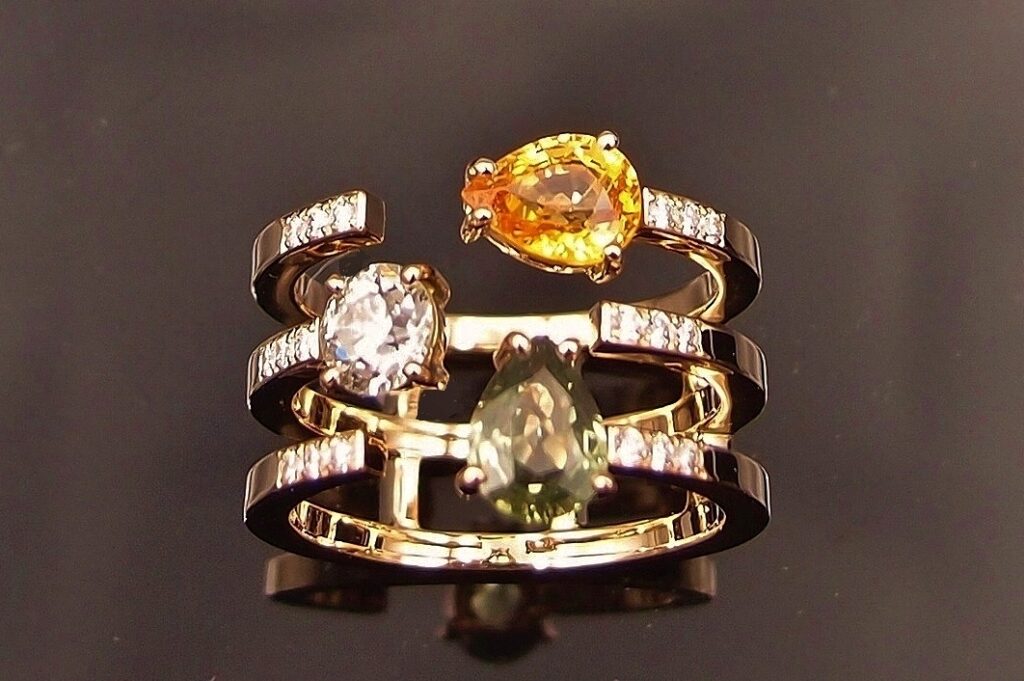 BAGUE « CAGE » OR JAUNE , DIAMANTS ET SAPHIRS