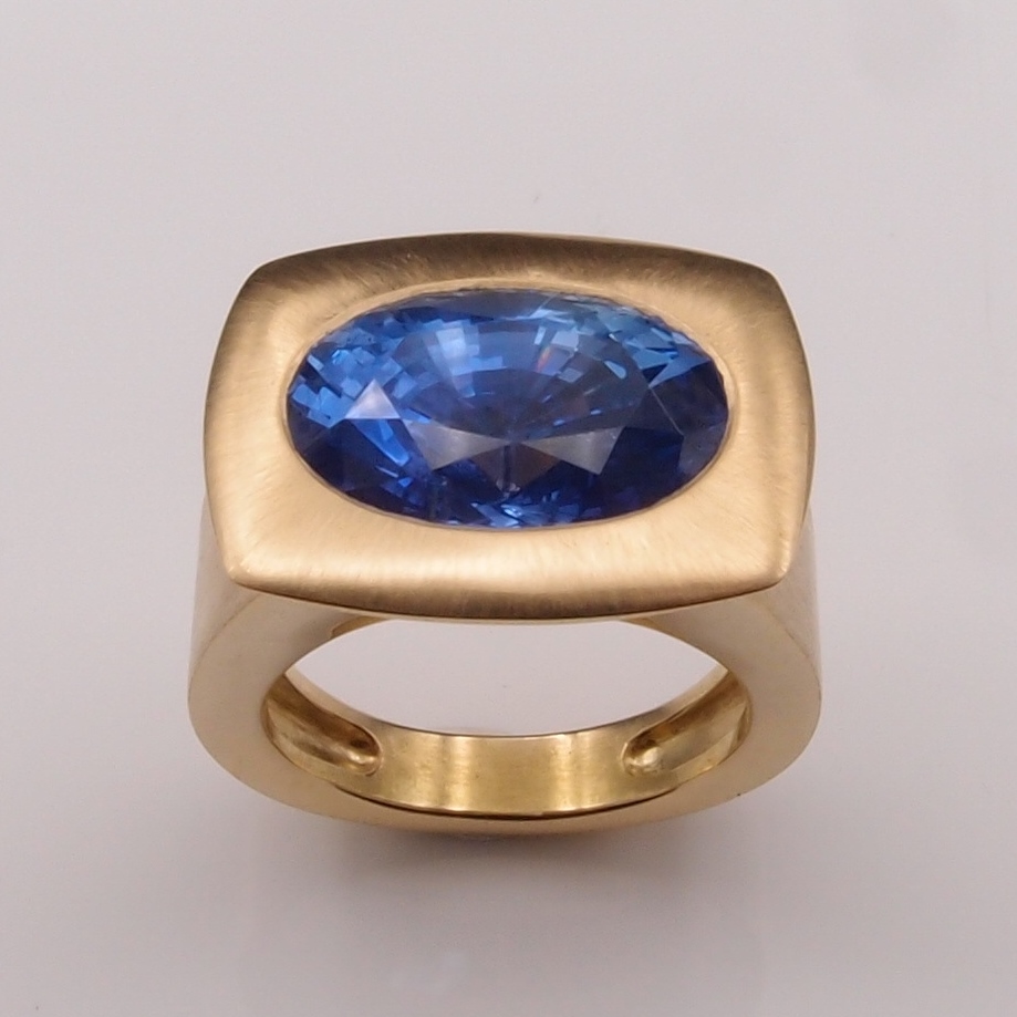 bague or jaune brossée saphir