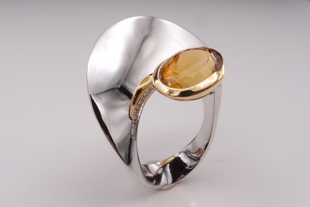 BAGUE « CASOAR » OR GRIS ET OR JAUNE 18 CTS , CITRINE ET DIAMANTS