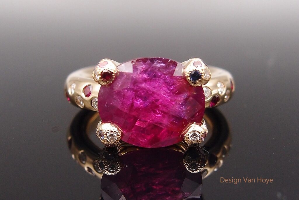 BAGUE « BONBON » RUBIS ET DIAMANTS