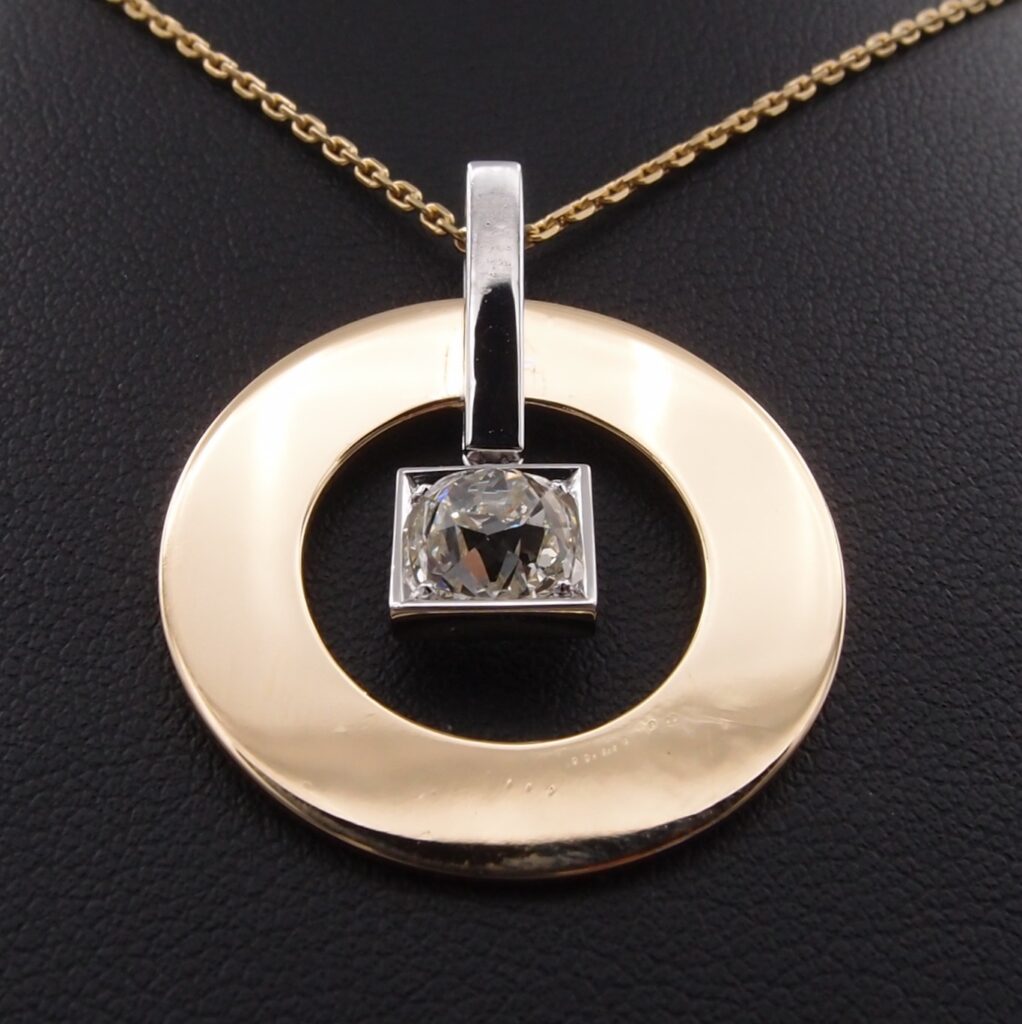 PENDENTIF « CIBLE » OR JAUNE ,OR GRIS 18 CTS ET DIAMANT