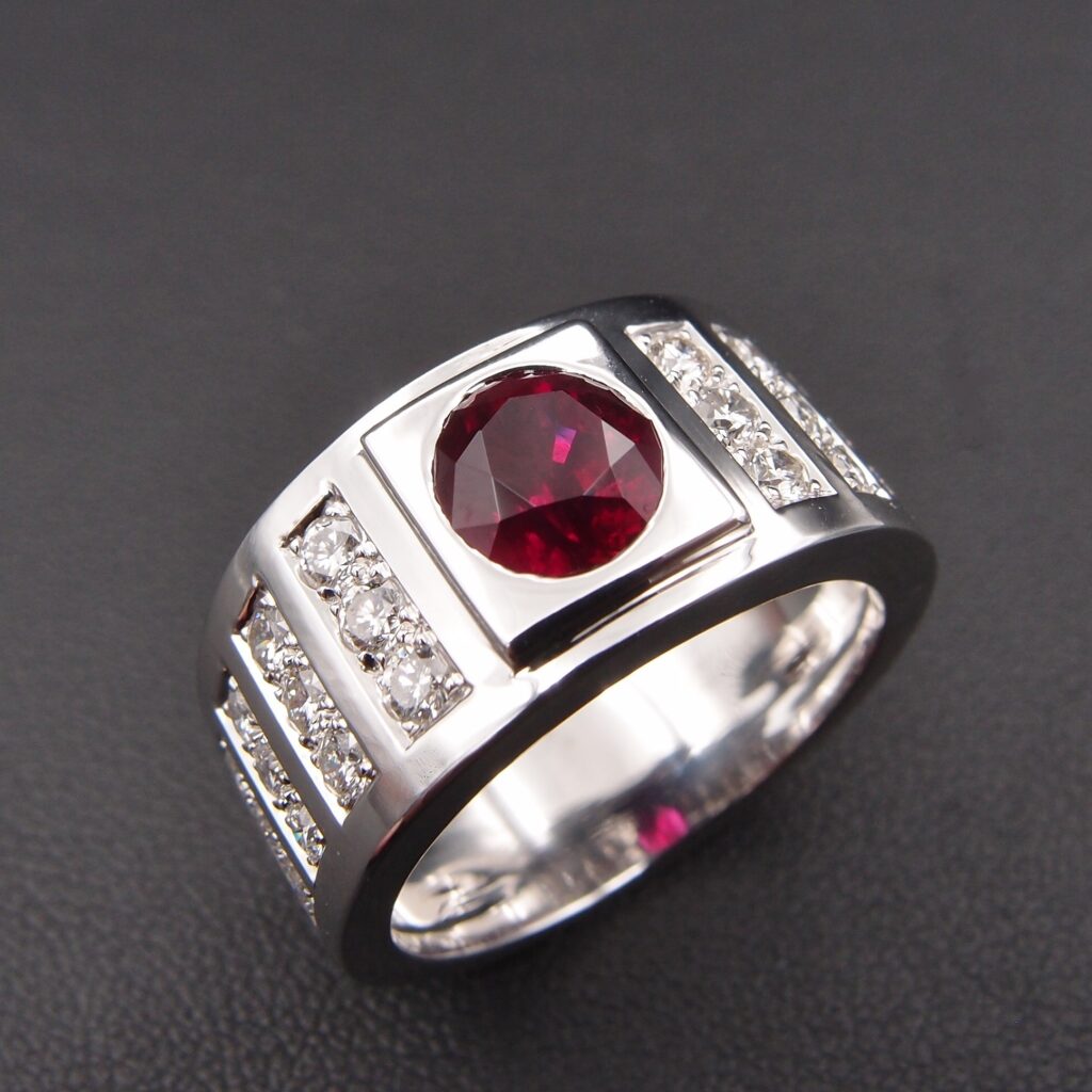 BAGUE   « TUBE » OR GRIS RUBIS ET DIAMANTS