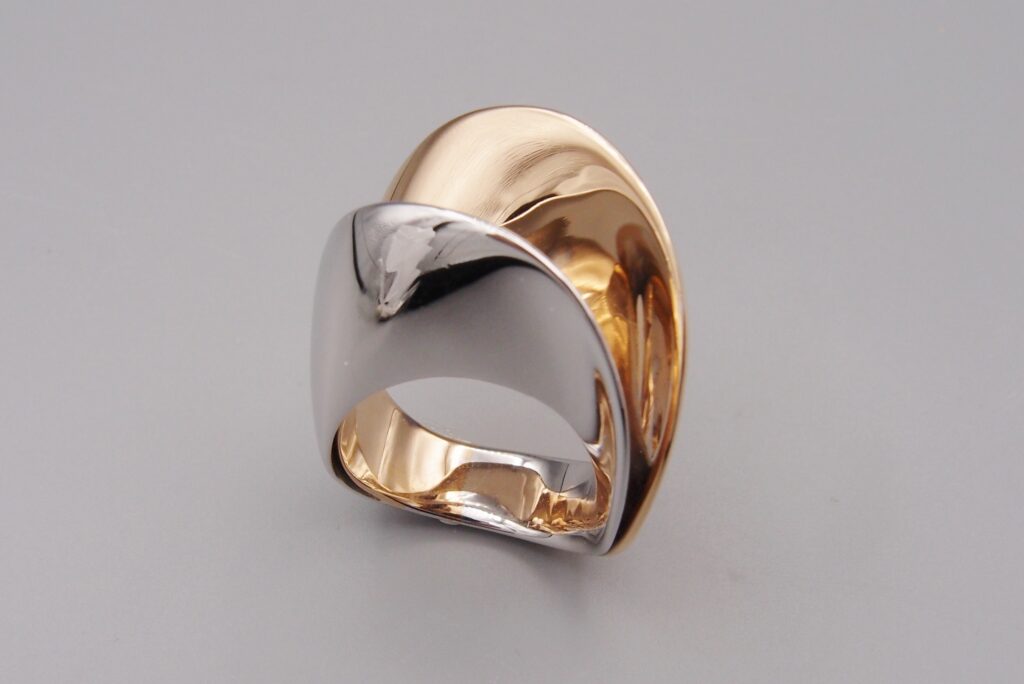 BAGUE « MOBIUS » DOUBLE , OR ROSE ET OR GRIS