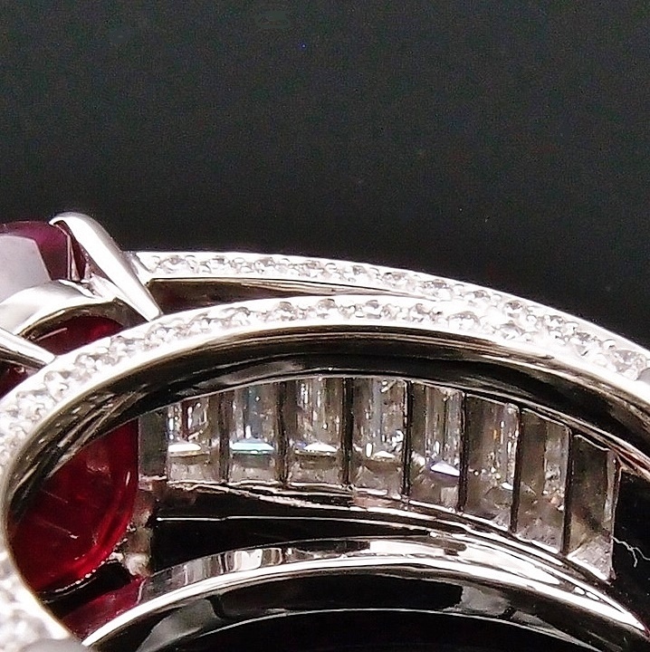 BAGUE RUBIS ET DIAMANTS BAGUETTE . DÉTAILS