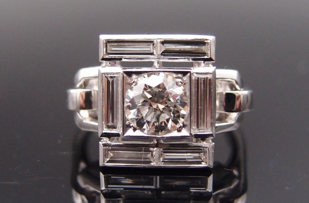 BAGUE  » ART DÉCO » OR GRIS 18 CARATS , DIAMANT 0.72 CT H/SI2 CERTIF. GIA ET DIAMANTS BAGUETTE