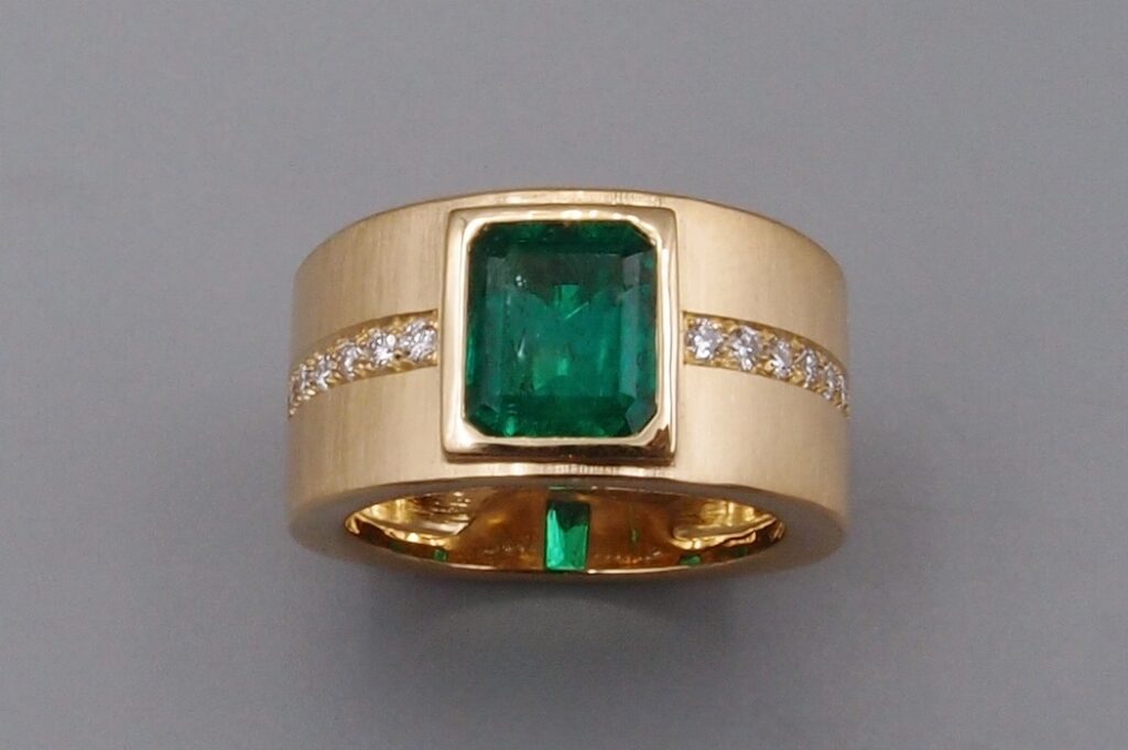 Bague or jaune mat émeraude