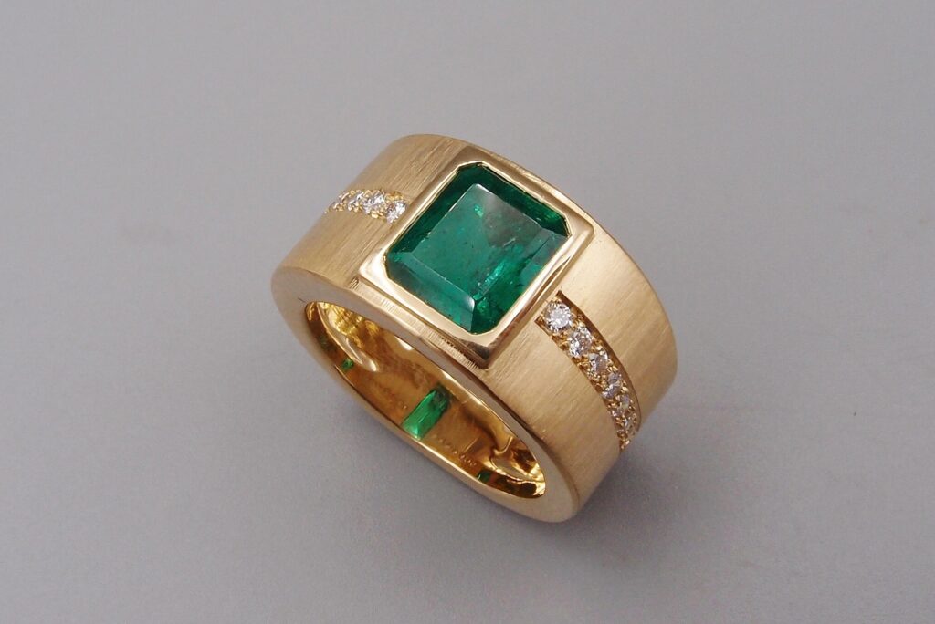 Bague émeraude brossée