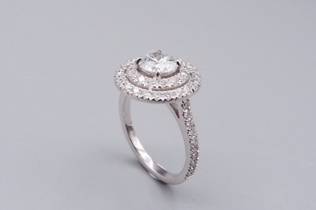 bague entourage petits diamants