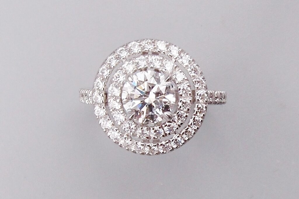 BAGUE, “DOUBLE ENTOURAGE” DIAMANTS
