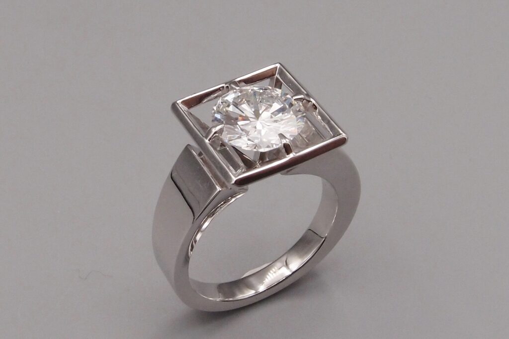 BAGUE « PYRAMIDE » OR GRIS ET DIAMANT