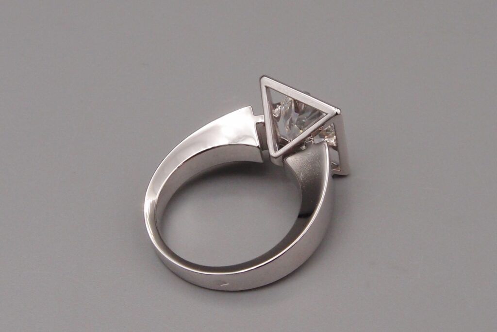 bague pyramide diamant or gris