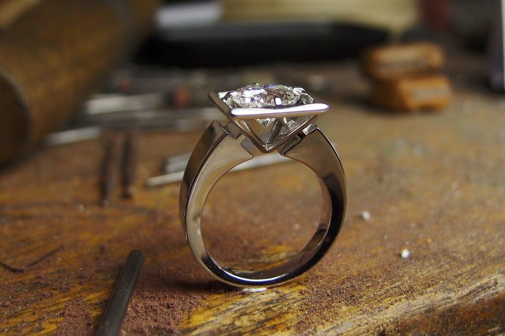 bague pyramide diamant or gris