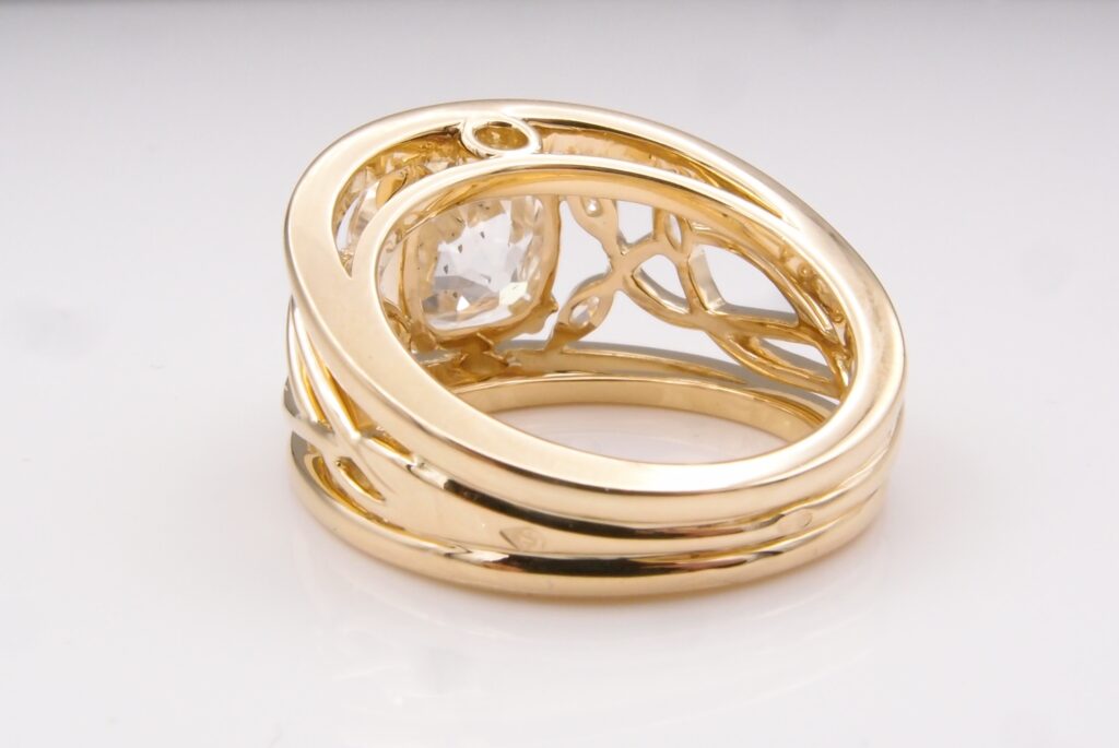 bague diamant coussin central or jaune