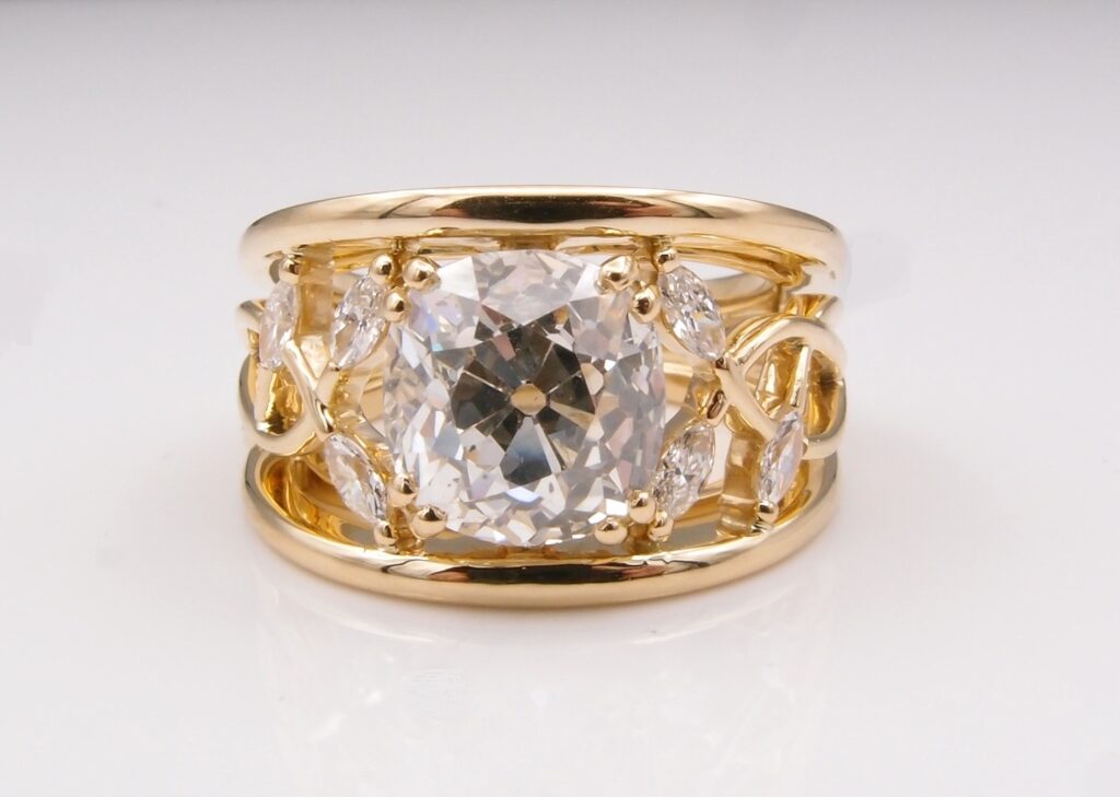 BAGUE « ROSEAUX » OR JAUNE 18 CARATS . DIAMANT COUSSIN CENTRAL 3.80 CARATS ET DIAMANTS NAVETTE