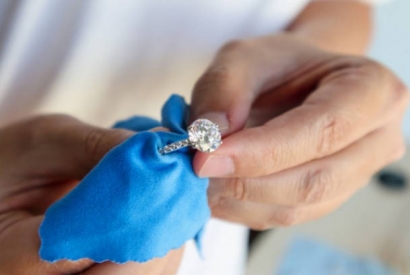 Coronavirus : pourquoi il est important de nettoyer ses bijoux
