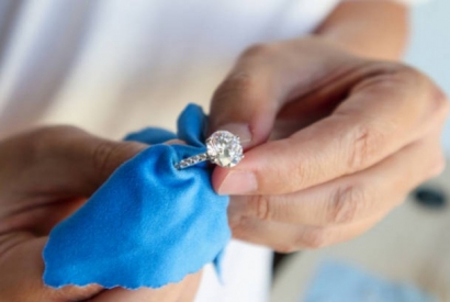 Coronavirus : pourquoi il est important de nettoyer ses bijoux