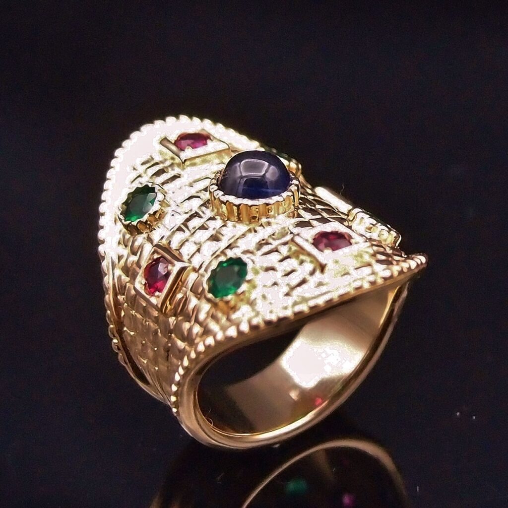 BAGUE “SALAMBO” OR JAUNE , SAPHIR , RUBIS , EMERAUDES