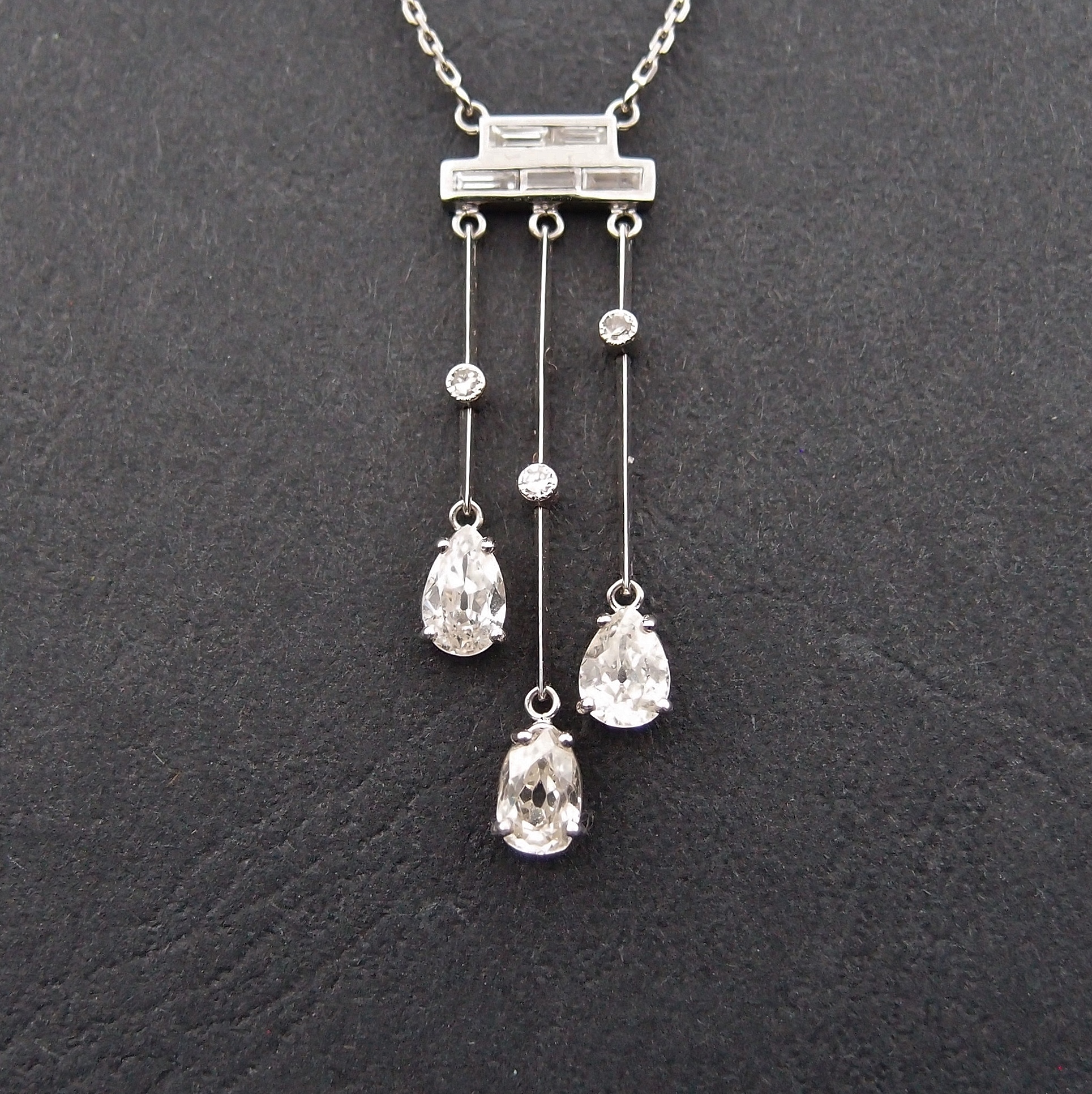 COLLIER « NEGLIGE » DIAMANTS POIRE