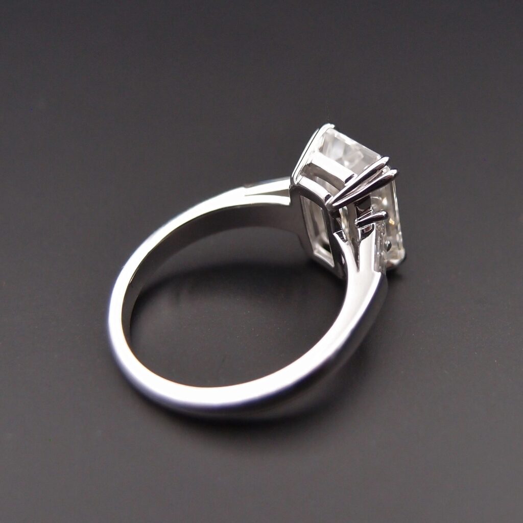 Solitaire diamant taille emeraude 5 cts