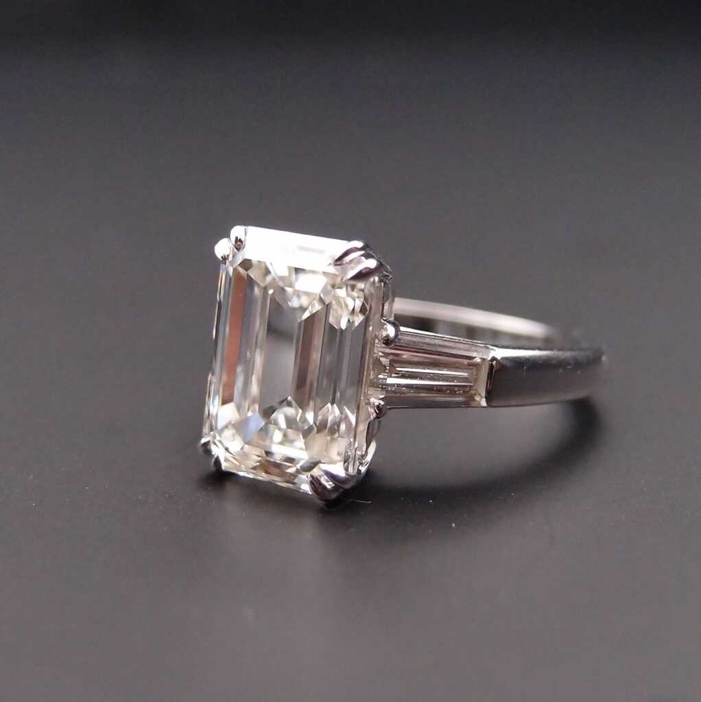 Solitaire Diamant taille emeraude 5 carats