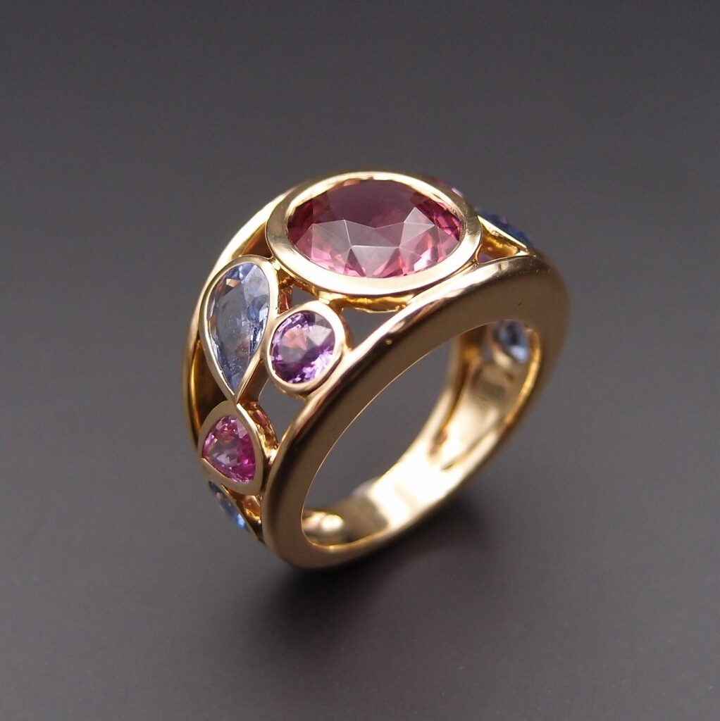 BAGUE « PASTELS » OR JAUNE ,TOURMALINE ET SAPHIRS