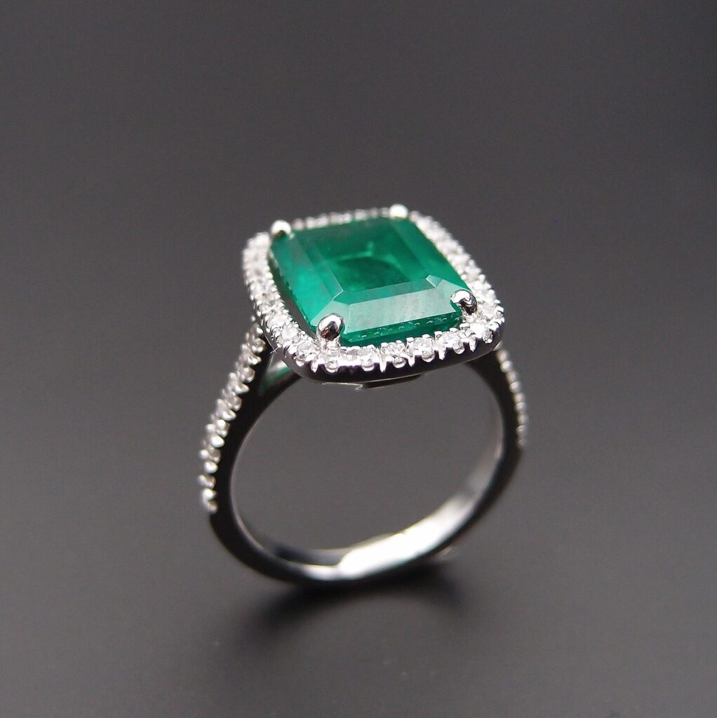 BAGUE « ENTOURAGE », EMERAUDE ET DIAMANTS