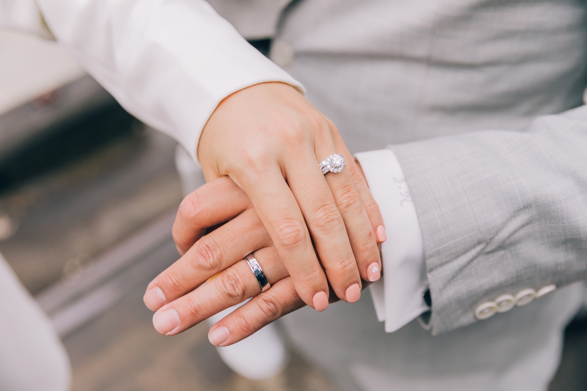 Bague de fiançailles, tradition, signification et histoire