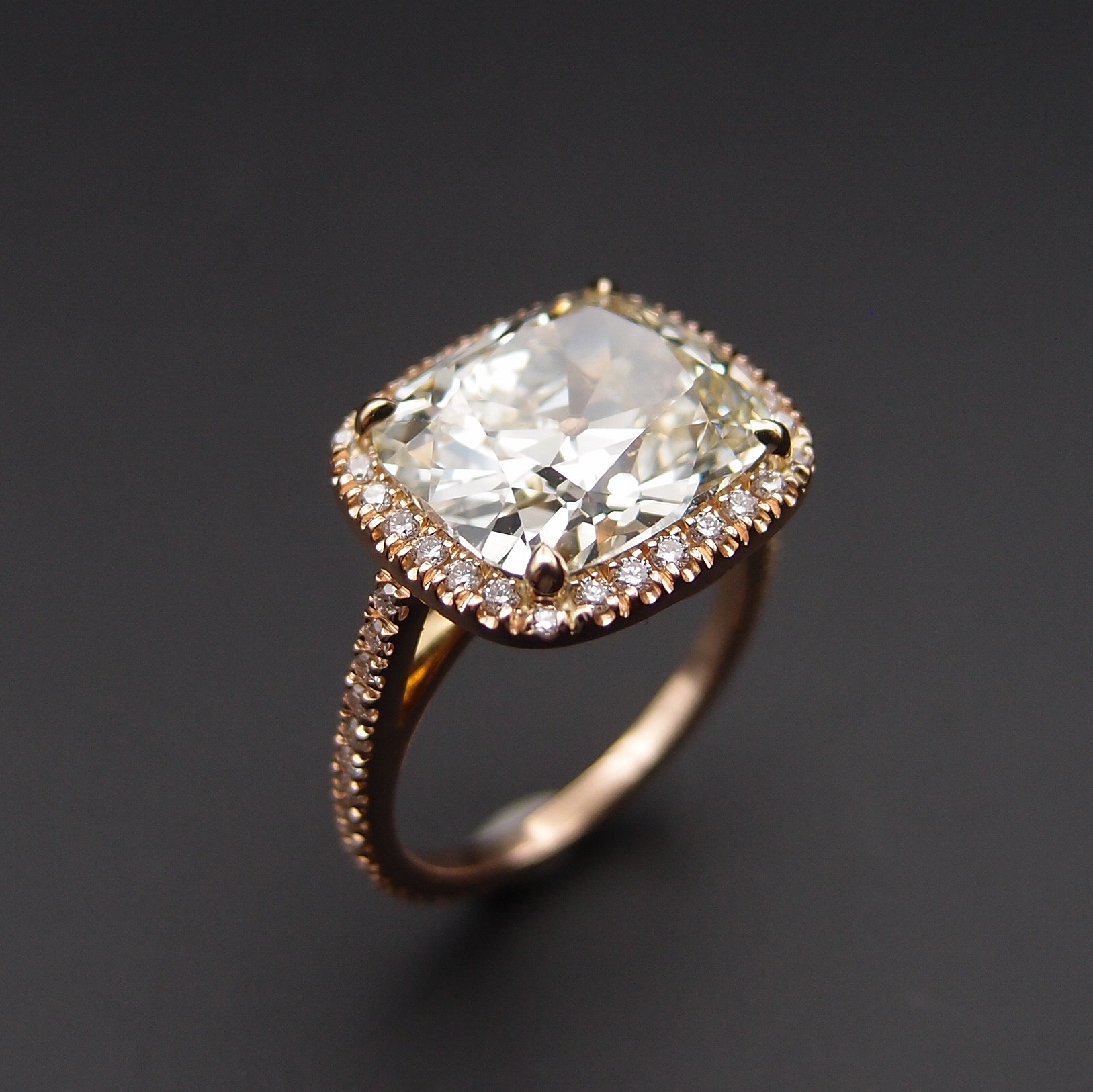 BAGUE « ENTOURAGE », DIAMANT COUSSIN 5.04 CT ET DIAMANTS