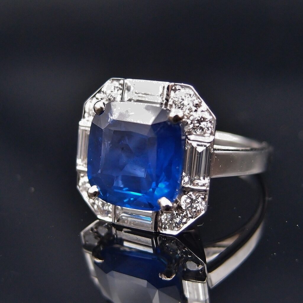 BAGUE « ART DÉCO » CARRÉ PANS COUPÉS .SAPHIR CEYLAN 5.53 CTS ET DIAMANTS BAGUETTE