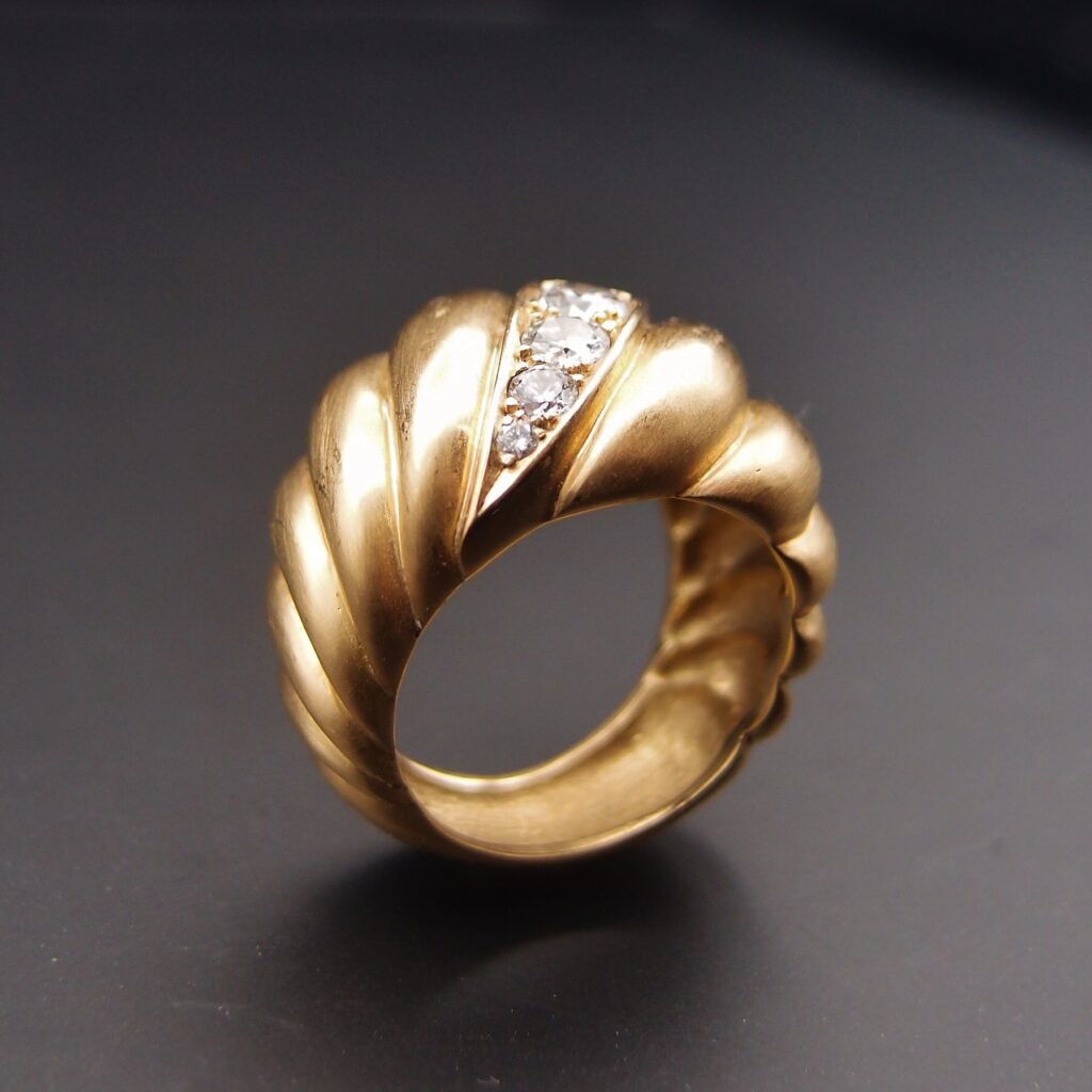 Bague "godron" or jaune et diamants