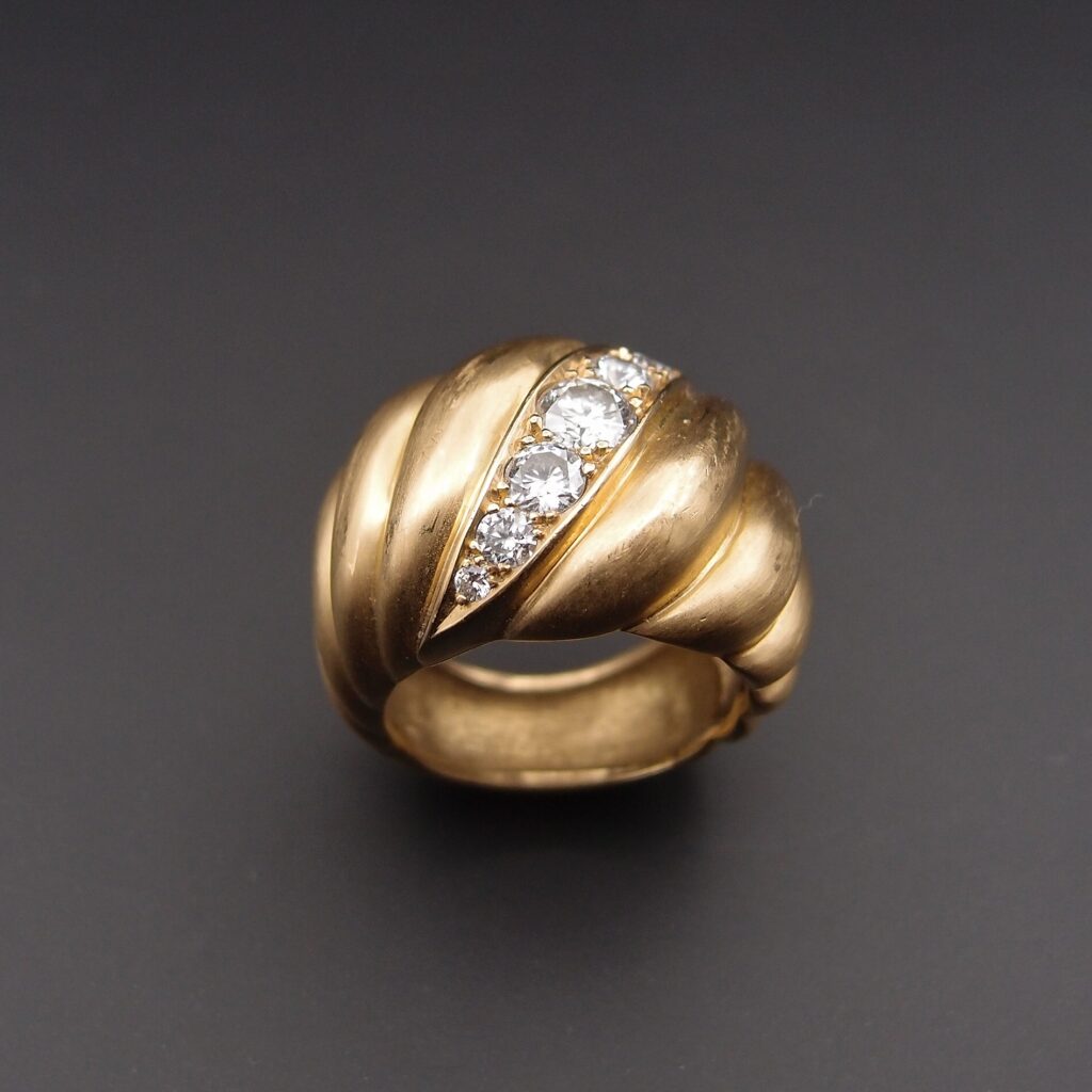BAGUE “GODRON” TORSADEE OR JAUNE  ET DIAMANTS
