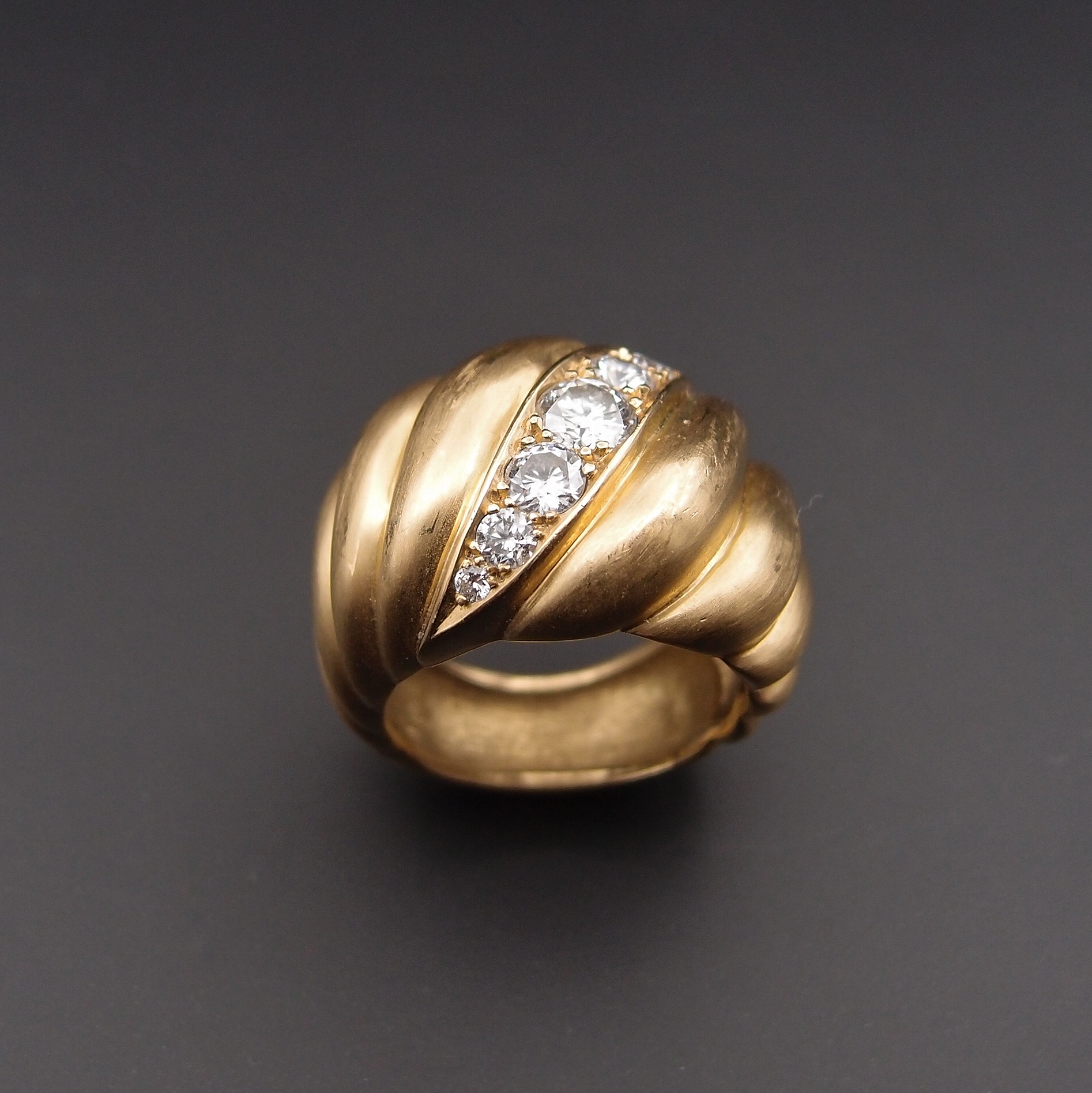 Bague "godron" or jaune diamants