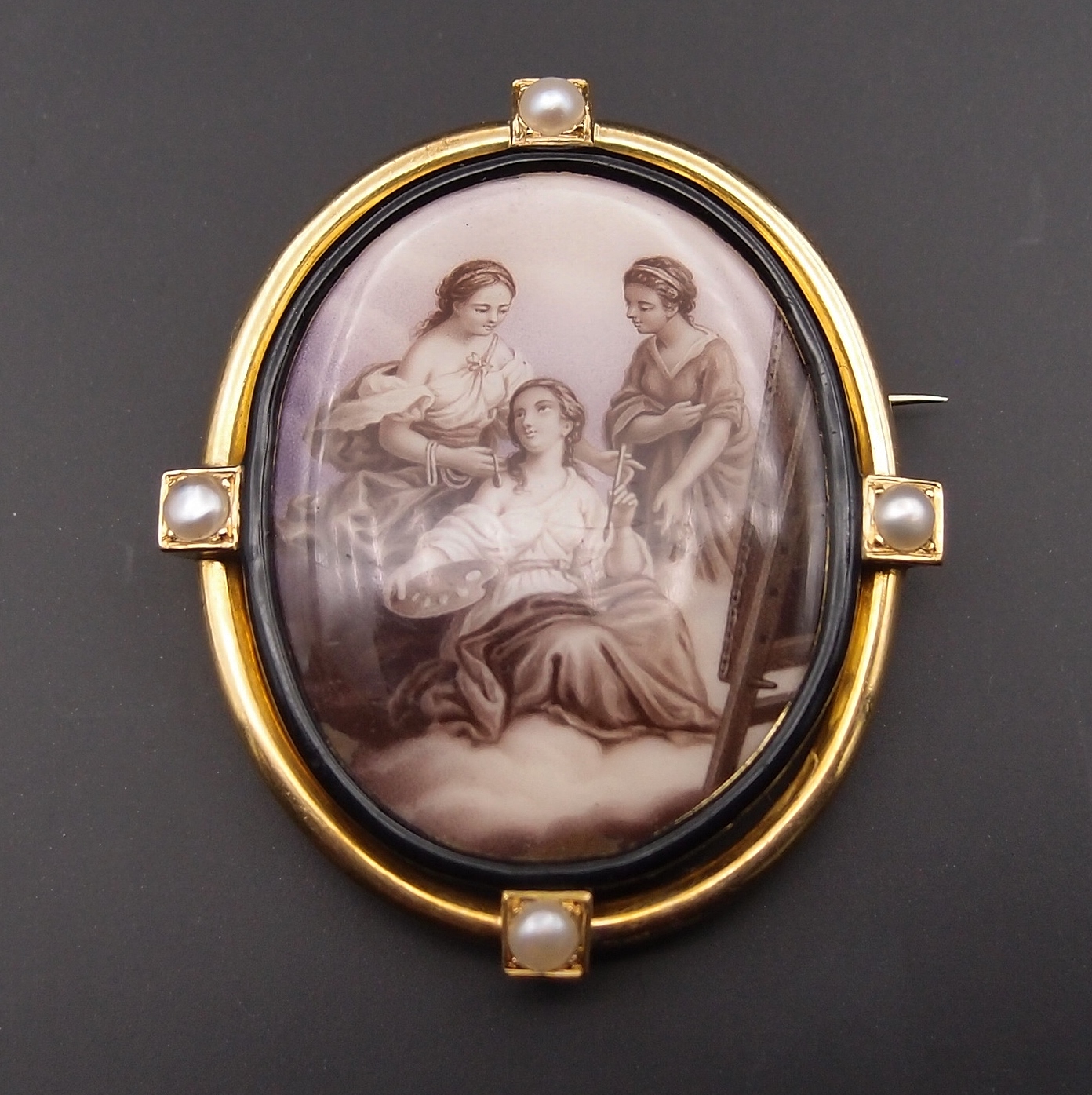 Broche miniature 19 eme allégorie de la peinture or 18 carats porcelaine émaillée et demi perles fines