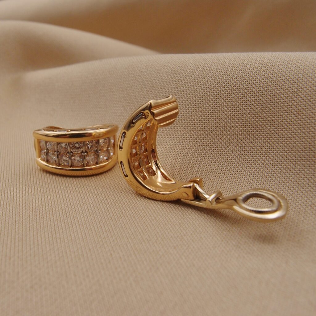 Boucles d'oreilles Cartier or jaune 18 carats diamants