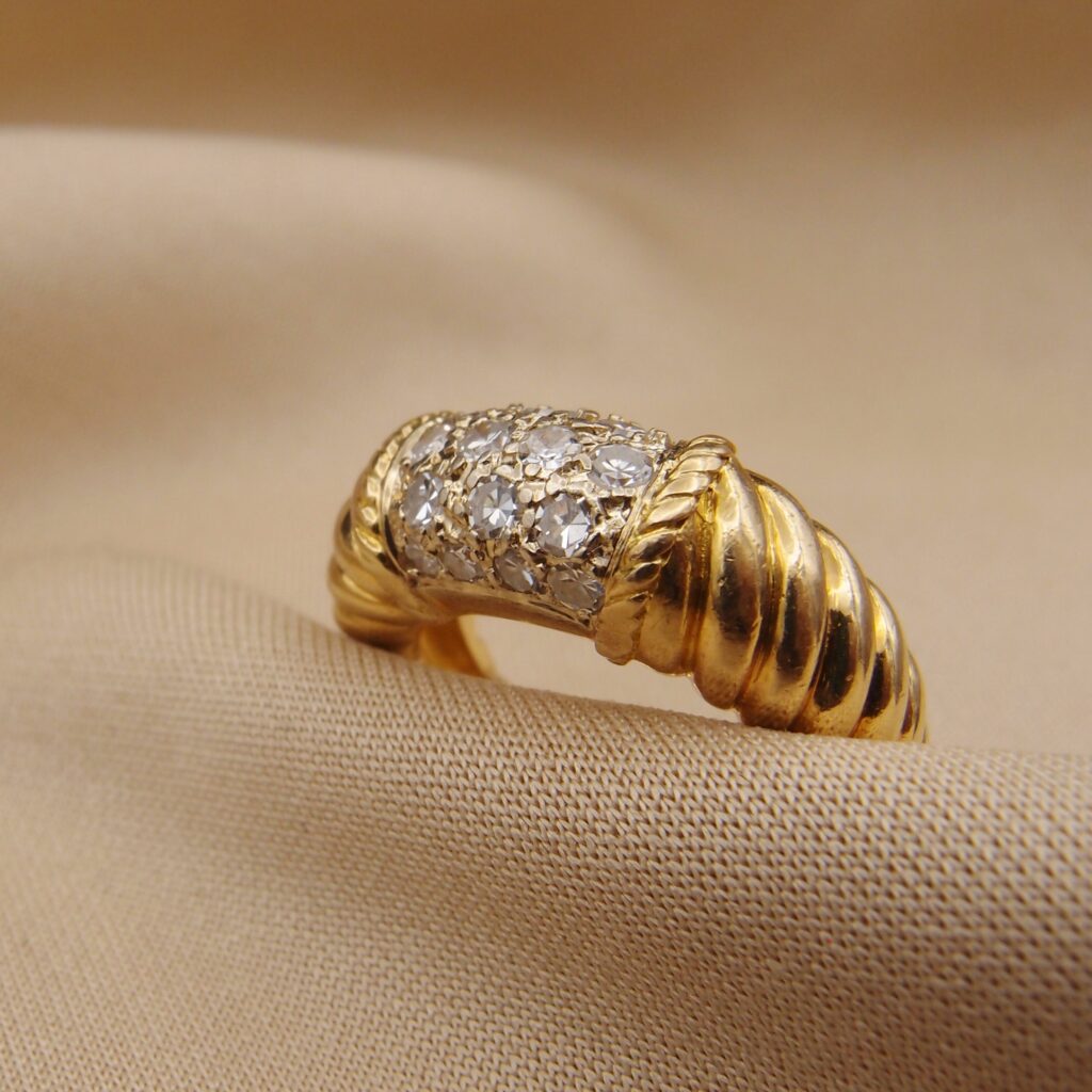 Philippine Van Cleef & Arpels ring yellow 18 k gold with diamonds